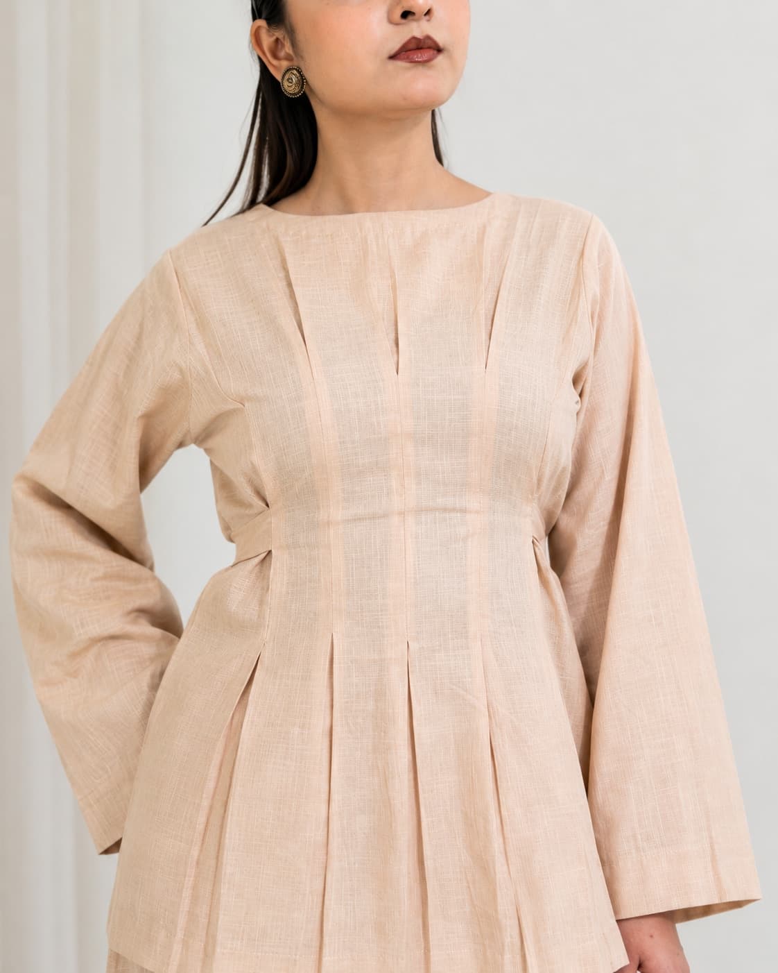 NUDE LINEN co-ord set front close-up, women 2-piece linen outfit fabric detail, minimal summer wear.